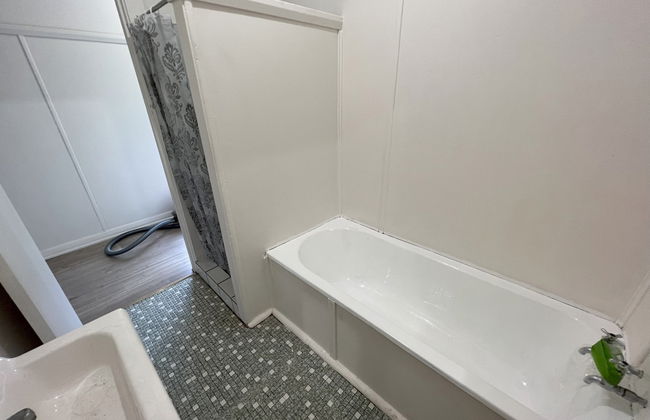 Pet Friendly 2 Bedroom Cottage with Yard - Photo 12