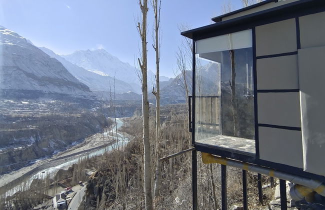 Stunning Cliff-edge 2-bedroom Chalet in Karimabad - Photo 11
