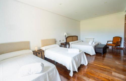 Mansión con Jacuzzi a 40 grados, gran piscina y Pádel - Photo 36