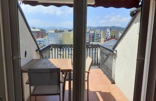 Atico con terraza y piscina comunitaria - Foto 17