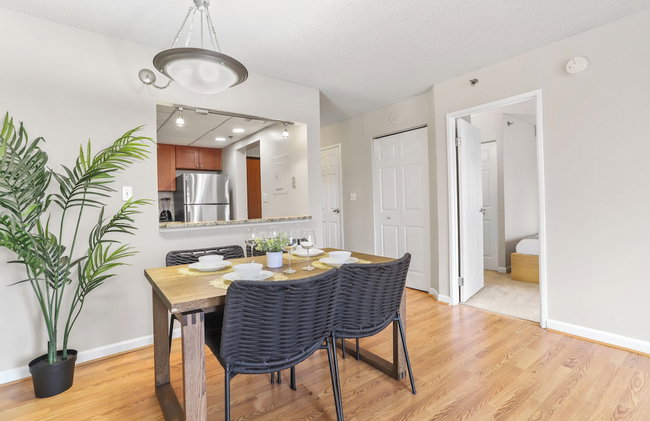 Crystal City Apartments near Reagan Airport - We Host - Photo 54