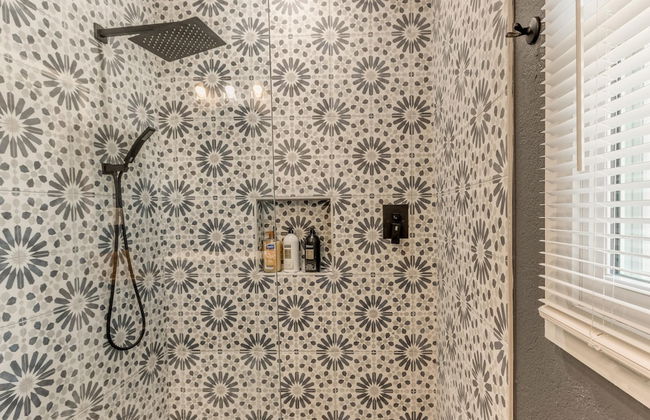 2BR Stylish Retreat in Midtown - Photo 22