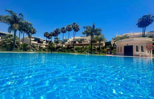 StayatSas Marbella Luxury 2 Bedroom Apartment, 80 m2 Private Terrace, Pools, Walk to Beach & Puerto Banús - Foto 1