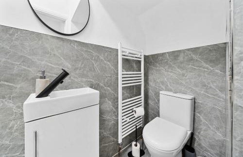 Deja Two Luxe 4BR House By AltoLuxo Short Lets & Serviced Accommodation With Free WiFi & Parking - Foto 28