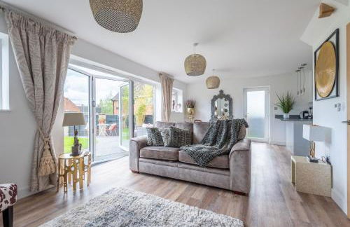 Luxurious 3 bedroom house now with FULL FIBRE INTERNET Shangri la in village of Alfrick with driveway parking for 3 cars in an area of outstanding natural beauty, superb walking,close to Worcester, Malvern showground, theatre, Malvern hills, dogs welcome - Photo 4