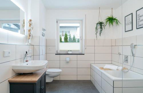 FENJOY Ferienwohnungen am Chiemsee - Zentral - BBQ - Foto 47