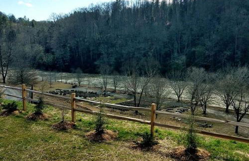 Unique Yurt Rental on Peony Farm with Riverfront View in Clyde, North Carolina - Foto 30