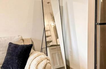 Stunning Lake Views | DART Train | Gym & Pool - Foto 5