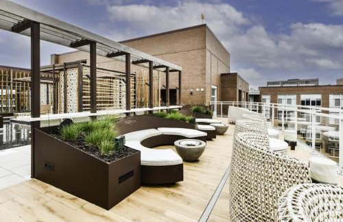 Urban 2BR Oasis with Scenic Rooftop and Gym - Foto 16