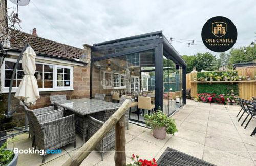 Exclusive Deals l Last-Minute Specials l Free Parking I Short term Booking l Garden I Sleeps Up to 6 l 3 Bed & 2 Bath I One Castle Apartments Short-lets and Serviced Accommodation - Photo 18