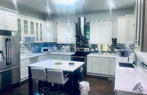 1966-Huge 4BR w/Rooftop Veranda - Foto 11