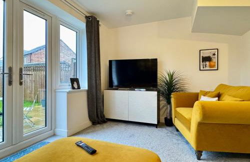 Stylish 2 Bedroom Home Near Lake with Free Parking & Garden - Photo 10