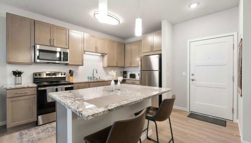 Washer & Dryer with Free Underground Parking with a Pool - Foto 3