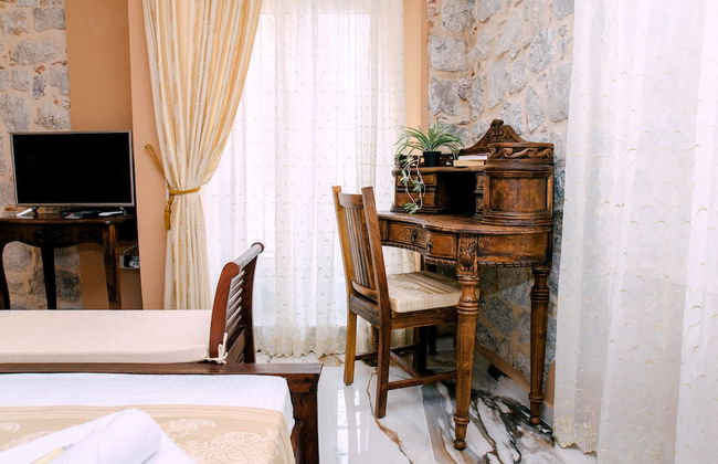 D & Sons Apartments - Photo 16