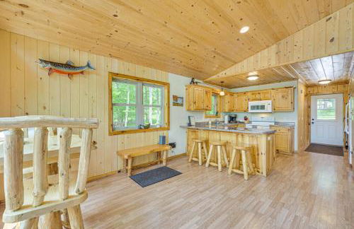 Four-Season Lake Cabin with Canoe and Paddle Boat! - Foto 8