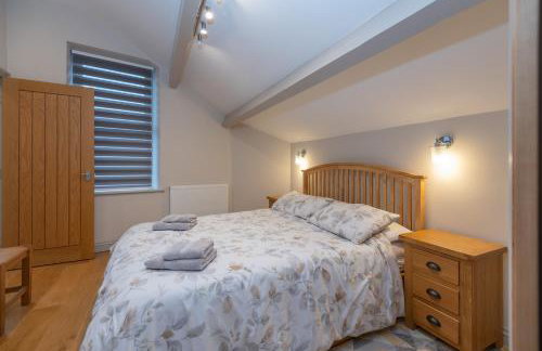 Sleeps 6 4 bedrooms 2 minute walk to the Square Hosted Happy Valley Cast - Photo 49