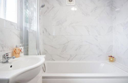 Lovely 4 Bedrooms House Near Romford Station With Parking - Foto 8