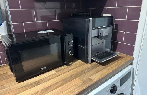 Cozy Four-Bedroom Home with Hot Tub, Garden, CONTRACTORS WELCOME - Close to Shops, Restaurants, Hospital and Park - Photo 24