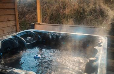 Beautiful Wooden tiny house, Glamping cabin with hot tub 2 - Foto 20