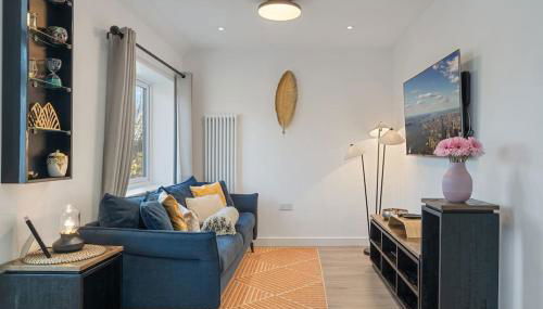 Newly Refurbished 2 Bed Flat - Photo 2