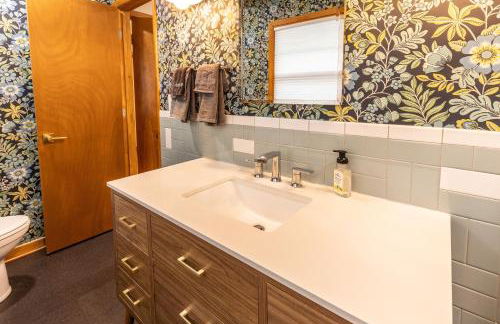 Family Retreat with Hot Tub, Game Room & Prime Location - Foto 57