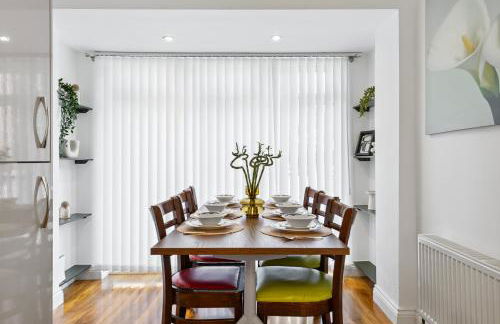 4 Bedroom House by Homestyles Hosts - Short Lets and Serviced Accommodation Islington - Private En-Suite - Foto 78