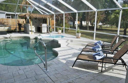 Peachland getaway with pool and tiki bar - Foto 1