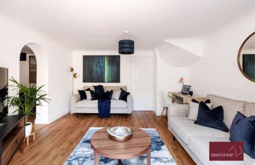 Guildford - 3 Bedroom Home - Driveway & Garden - Photo 3