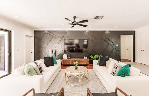 Resort Style Backyard Heated Pool Hot Tub Fire Pit - Foto 10