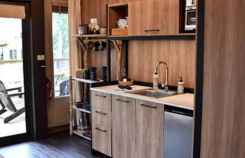 Secluded Tree Tent with Outdoor Soaking Tub & Pizza Oven Near Blue Ridge Waterfalls, Zirconia, North Carolina - Foto 3