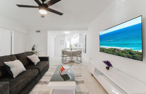 Luxury Waterfront Boca with Pool, Hot Tub and Boat Views - Photo 8