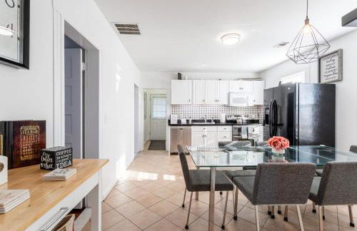 Sunny & Spacious 2BD 1BA WFH Apt-Huge Yard & Patio - Foto 13