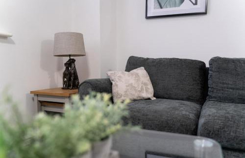 2 Bed Apt with free parking on driveway and free Wi-Fi - Photo 30