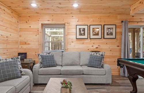 Cozy Cinema Cabin - Hot Tub and More - Foto 51