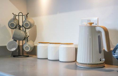 City Centre Apartment with Free Parking, Balcony, Super-Fast Wifi and Smart TV with Netflix by Yoko Property - Photo 18