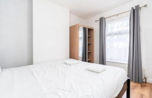 Convenient 2BR House with Great Transport Links - Photo 29