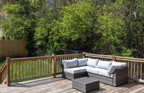 Deluxe 4-Bedroom w Huge Deck 3-Min to Downtown - Foto 31