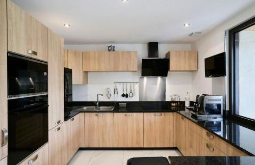 VILLA ARCADIA - Piscine - Spa - Sauna - Cinéma - Jeux d'arcades - Jeux vidéo - Bassin naturel - Jardin - Foto 15