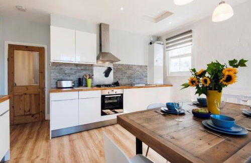 Modern Family Home in London Close to Amenities and Train - Foto 3