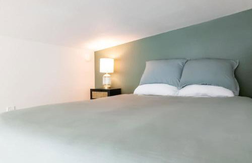 Moody and Bright - Peaceful St less than 5 min to the Action - Foto 7