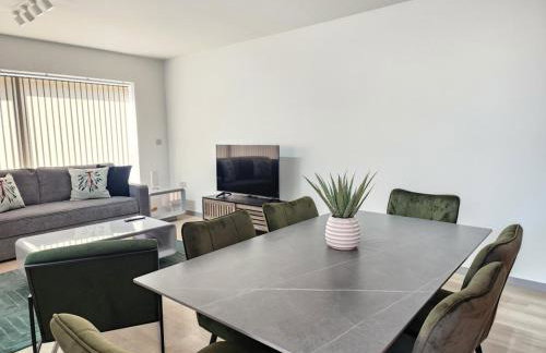 Luxury 2-Bed Apartment with AC, Sleeps 6, Private Garden, Free Parking, Netflix - Photo 5