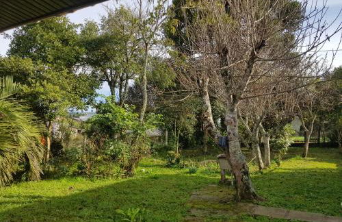 CASA COMPLETA, CENTRO, 4 Qtos, Wi-Fi, 130m quadrados, 4 Camas Casal, Churrasqueira e Apetrechos, Vasto Quintal e Varanda nos Fundos, 2 Banheiros, 9 Pessoas, Área Frontal, Garagem Coberta, Estacionamento Interno 2 Carros, Fogão a Lenha - Foto 30