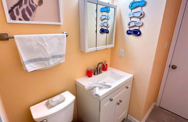 Stylish 2BR Condo Near Beach, Large Pool & Patio, Pet Friendly - Foto 26