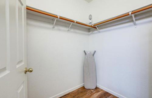 Extended-Stay Ready! Elk Grove Unit with Pool Access - Foto 18