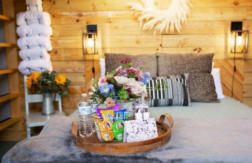 Meadow View Romantic Nature Stay w Barn, Outdoor Tub and Sauna - Foto 12