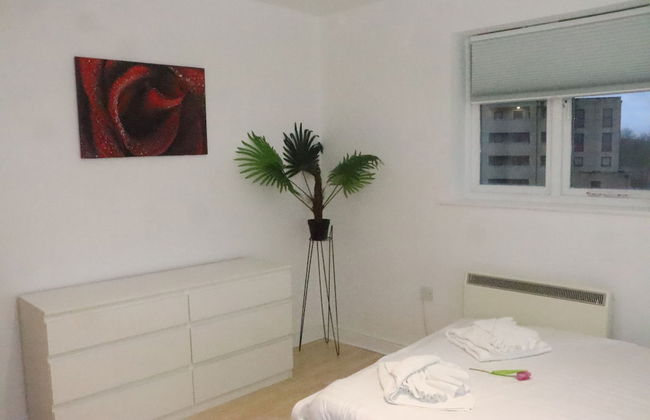 Skyline Haven Modern 2BR w/ Free Parking & 4kTV - Photo 6