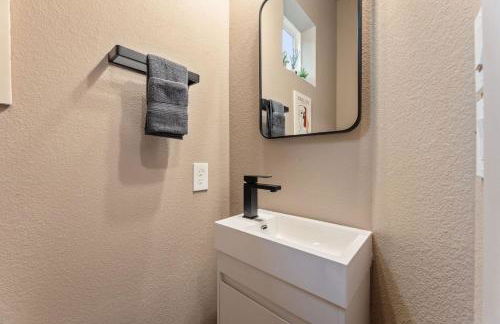 Brand New 3BR 2 5BA Home with Hot Tub - Photo 17