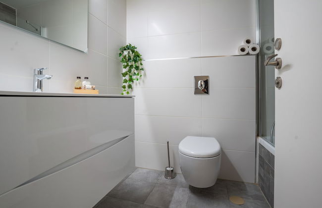 Sunlit Urban Escape with Balcony by Sea N Rent - Foto 24