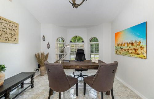 Elegant 4BR Pool Sanctuary - Ideal for Work or Play! - Foto 20