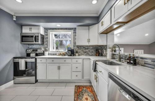 Swim and Relax In our Pool and Hot Tub and Recently Renovated - Foto 4